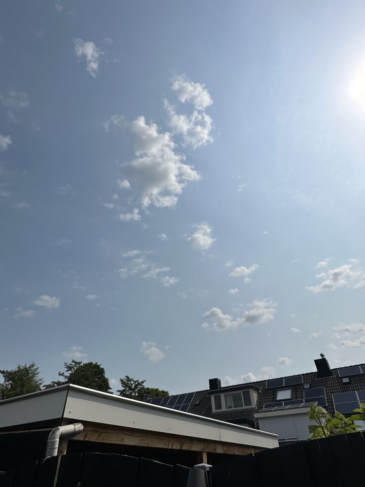 Object wat door de lucht zweefde, zelfde snelheid, zelfde hoogte foto