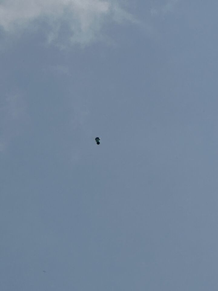 Object wat door de lucht zweefde, zelfde snelheid, zelfde hoogte foto