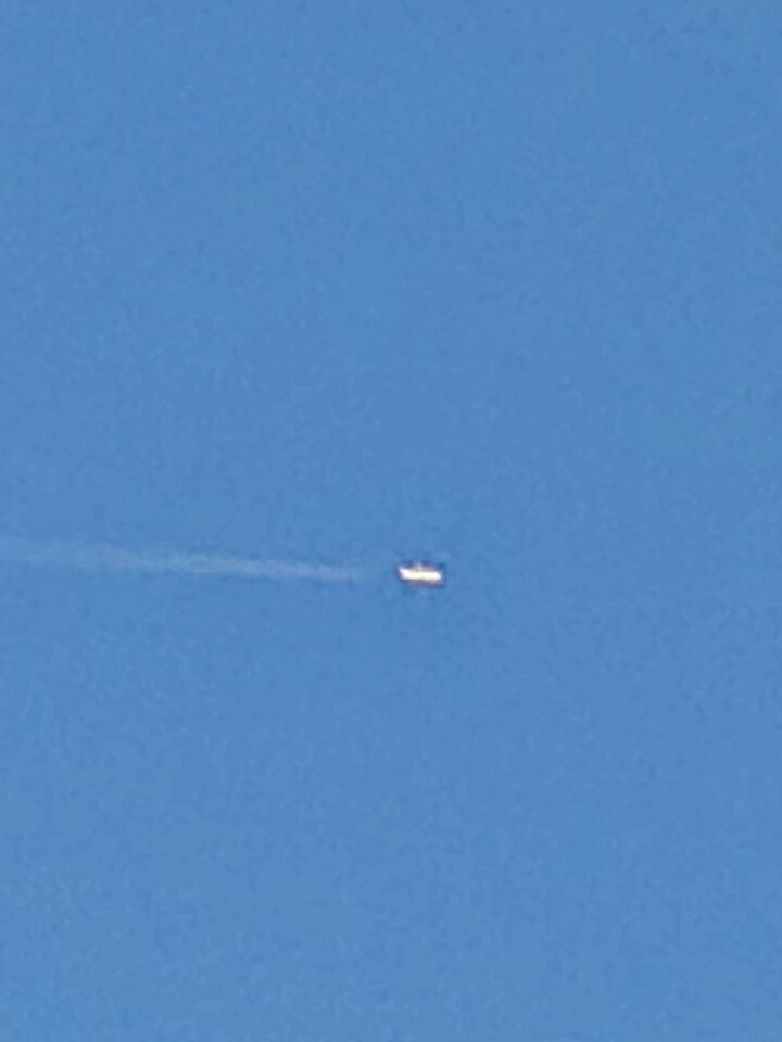 We dachten eerst vliegtuig, we zagen dit 3 x in 3 min tijd van Oost naar zuid foto