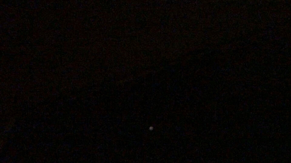 Lichtbol hing bij me balkon en schoot omhoog. Zie video. foto