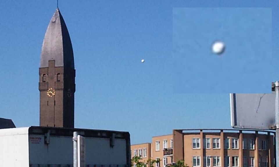 Metalen bol boven schiedam foto