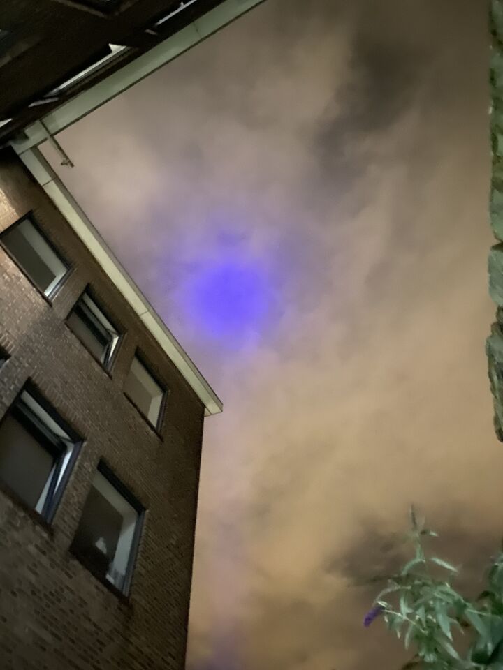 Blauwe felle lichtbol die door de wolken heen scheen foto