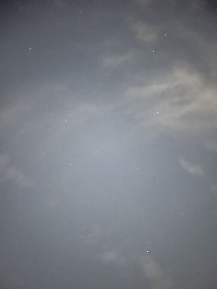 3 orbs zwart; horizontale lijn aan lichtsformatie; fel licht dan weer minder foto
