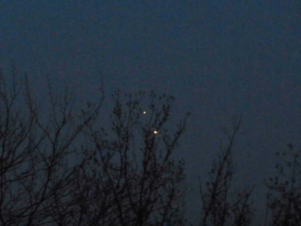 Drie heldere bollen vanuit Gouda richting oost foto