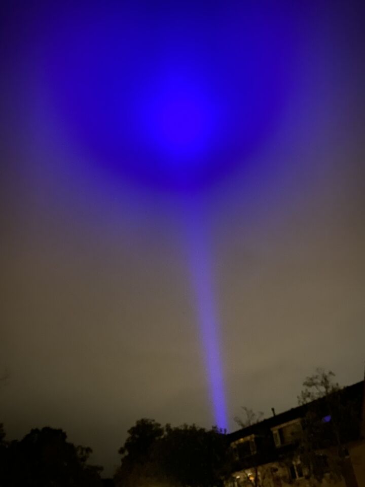 Paars/blauw licht in de lucht in een ronde vorm met lichtstraal. foto