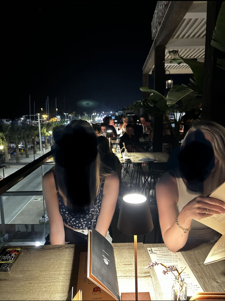 Zwarte bal met licht boven Kos foto