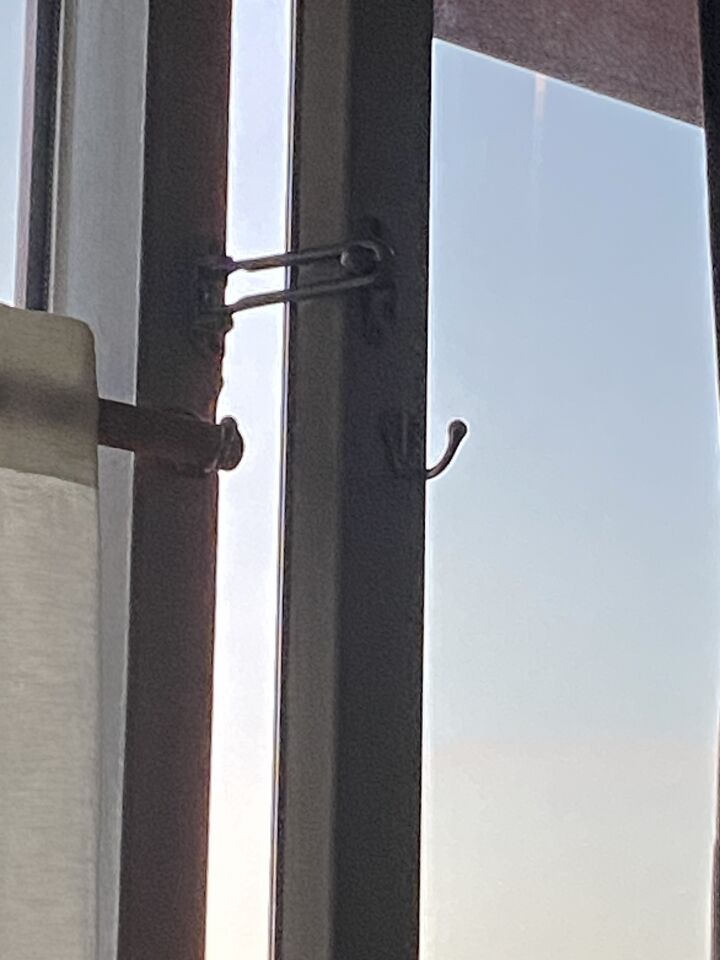 Een vuurrode kolom die eerst stil in de lucht hing foto