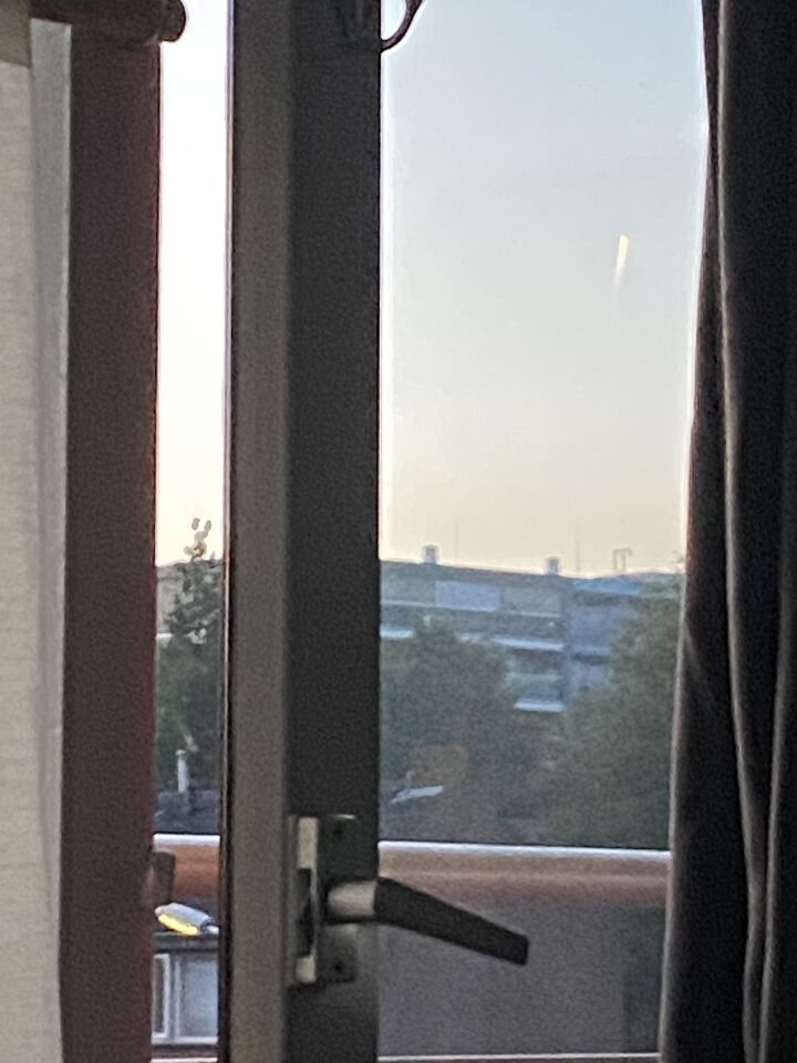 Een vuurrode kolom die eerst stil in de lucht hing foto