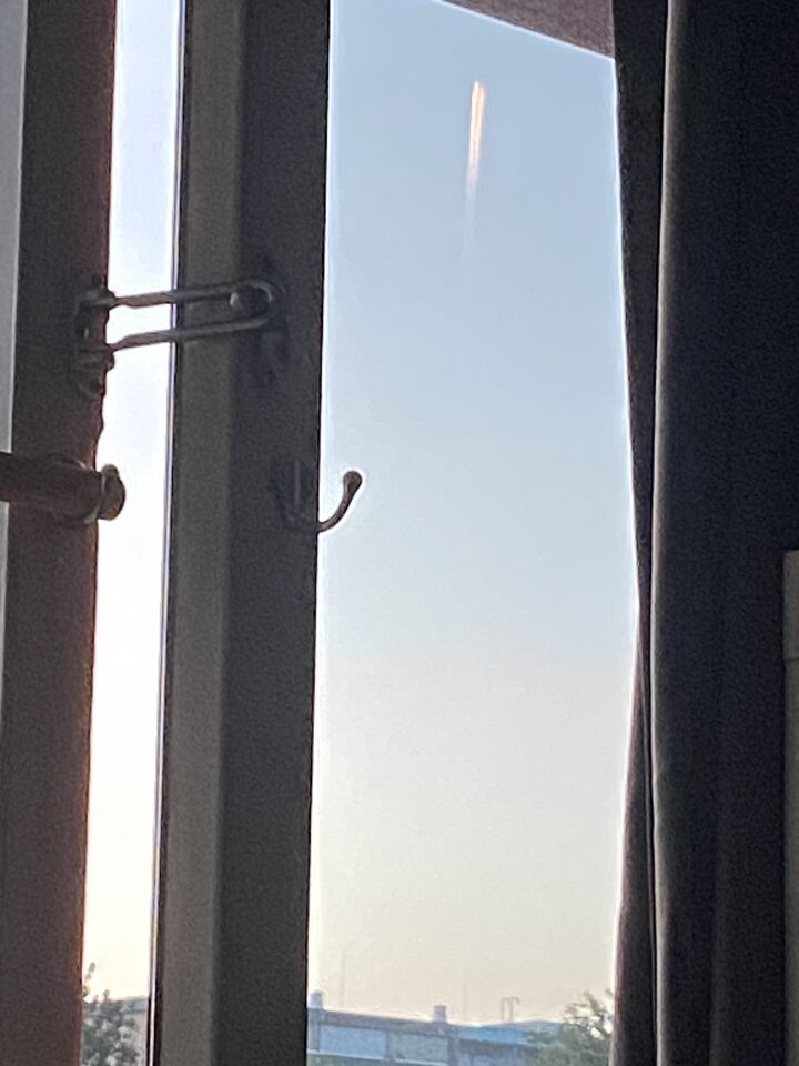 Een vuurrode kolom die eerst stil in de lucht hing foto
