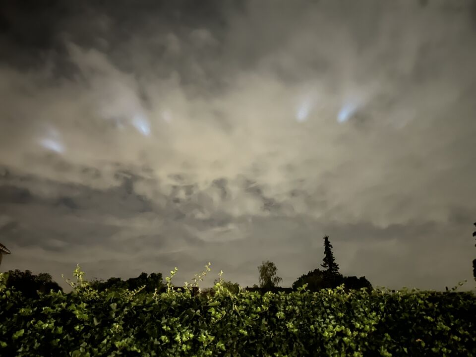 Knipperend licht achter wolken foto