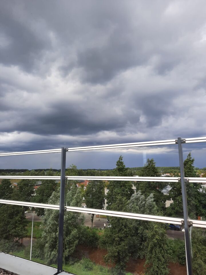 Lichtgevende wolk met schijf waaruit licht tot aan de aarde gaat. foto