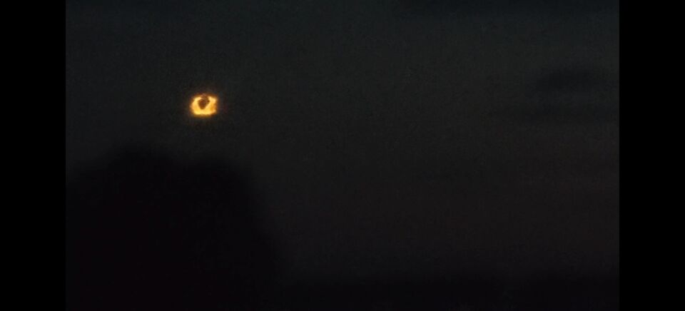 Een object met een oranje verlichte rand foto
