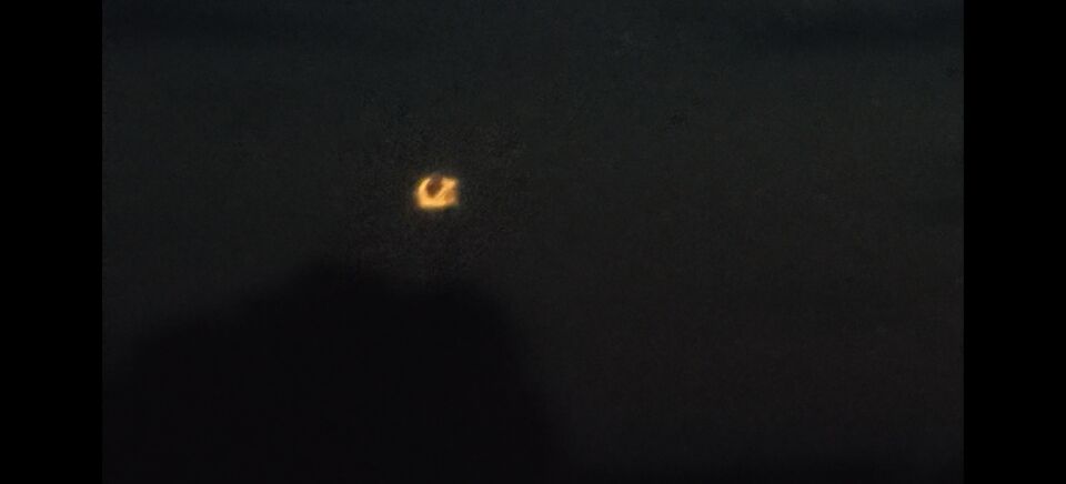 Een object met een oranje verlichte rand foto