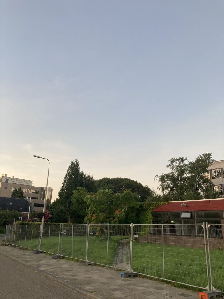 Fietsend in de ochtend witte vorm al vliegend door de lucht greep mijn aandacht. foto