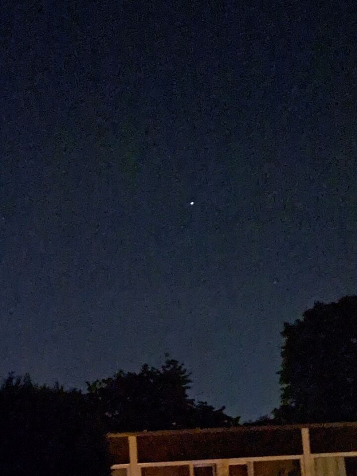 Lichte heldere bol vorm. Geen ster. Bleef vrijwel op dezelfde positie. foto