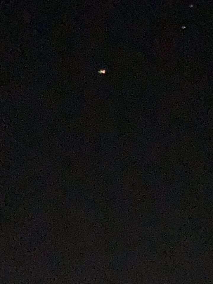 Raar lichtgevend object, al uren in beweging en nog steeds te zien foto