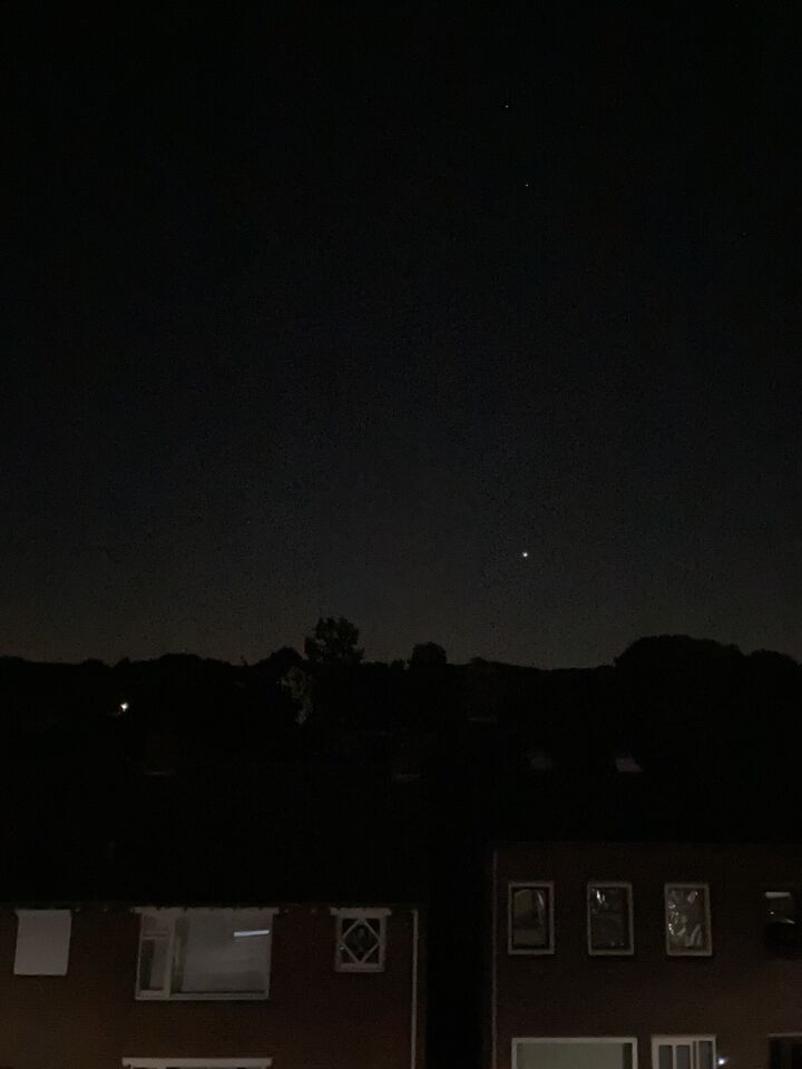 Raar lichtgevend object, al uren in beweging en nog steeds te zien foto