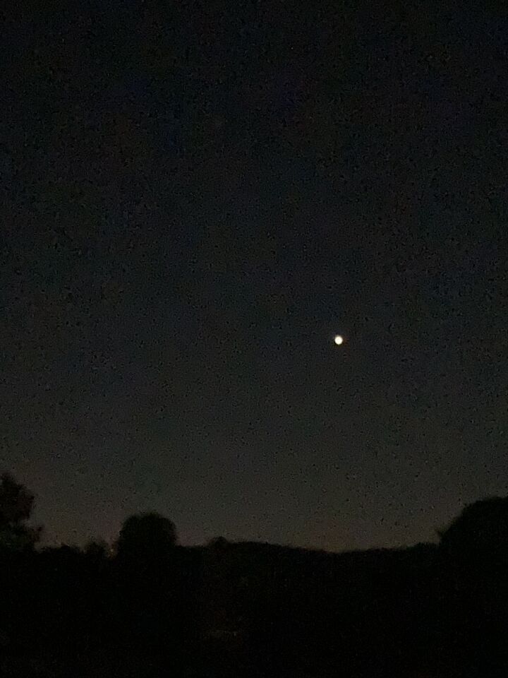 Raar lichtgevend object, al uren in beweging en nog steeds te zien foto