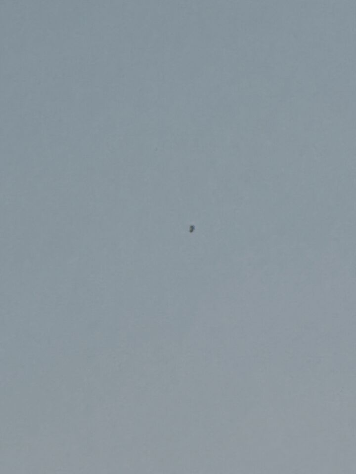 Grijs object, hoog in de lucht dat ook van vorm leek te veranderen. foto