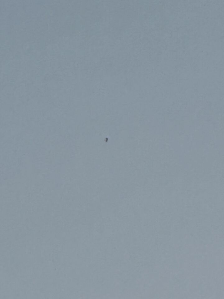 Grijs object, hoog in de lucht dat ook van vorm leek te veranderen. foto
