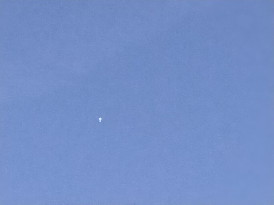 GObject hoog in de lucht. Beweegt dan snel dan weer langzaam of staat stil. foto