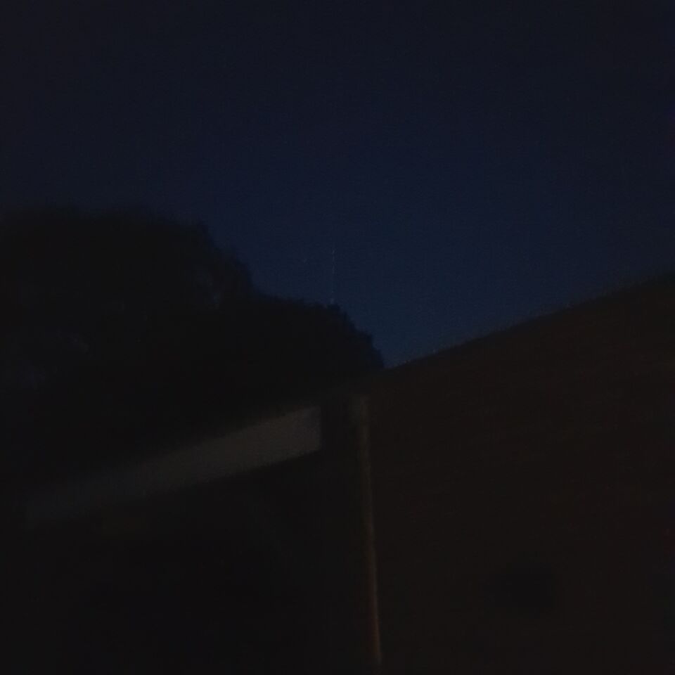 Lange rij lichten die zich in een rij verplaatsten boven Heeten foto
