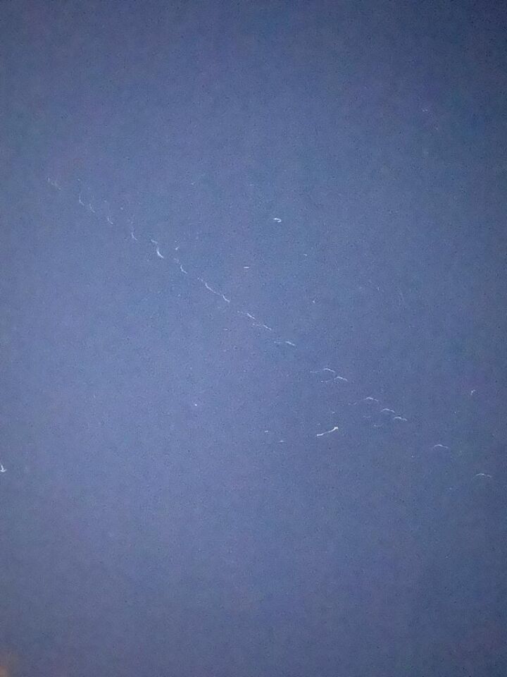 Er ging een tijdje lichtjes in een kaarsrechte lijn van het west naar het oost foto