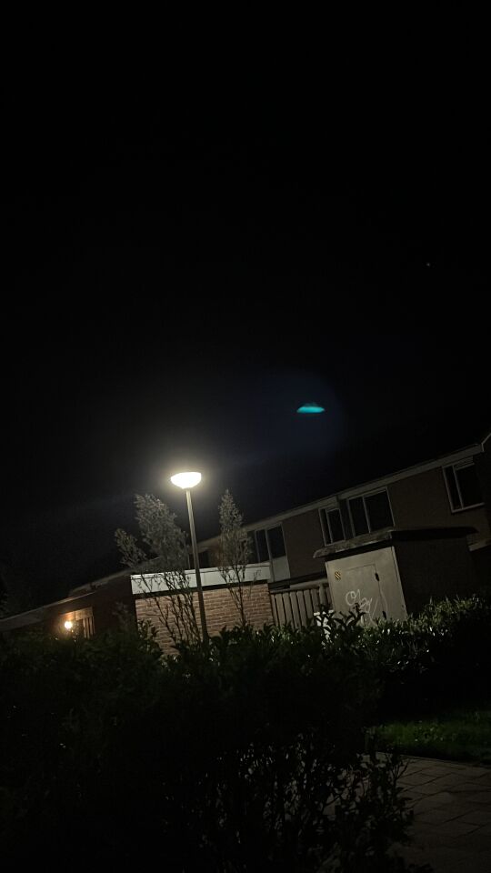 Zo extreem snel dat het in de lucht zich verplaatste. En dook in de verte weg. foto