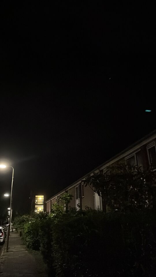 Zo extreem snel dat het in de lucht zich verplaatste. En dook in de verte weg. foto