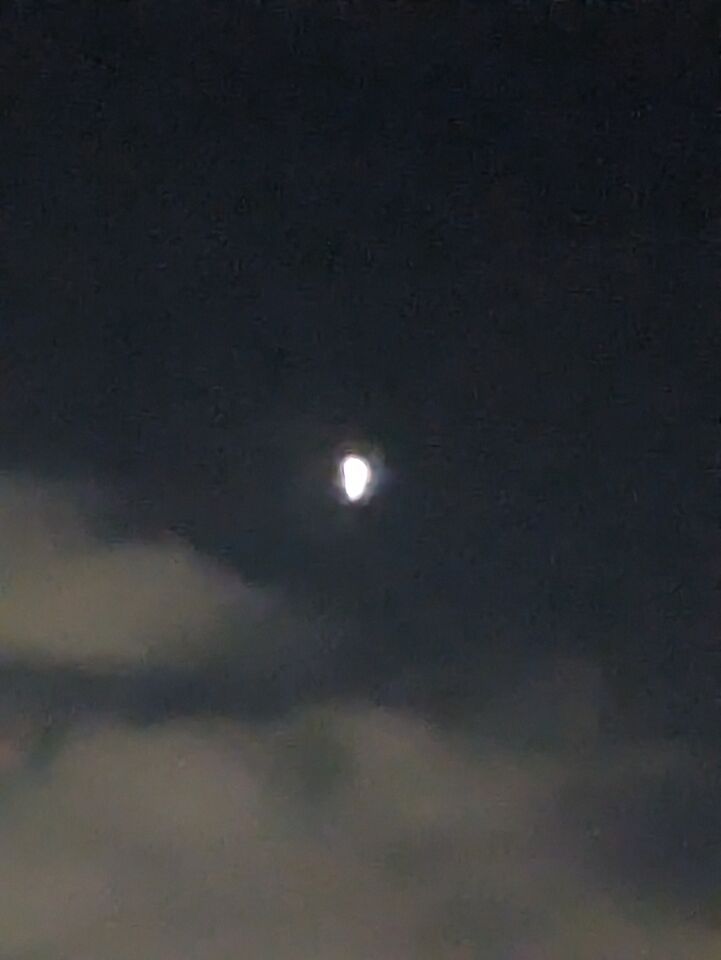 Bol vormig, licht gevend, af en toe knipperend foto