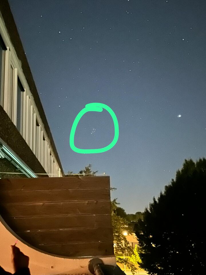 Rij van knipperende lichtjes in de lucht (stilstaand) foto