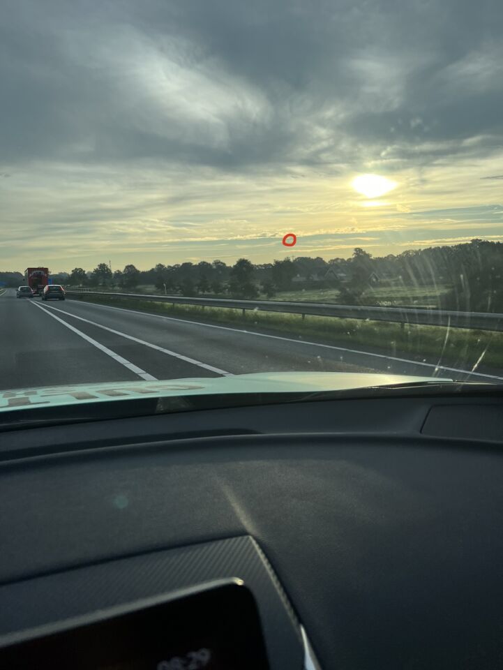 Donkere zwarte bol hing stil in de lucht. Na 12 min opeens weg. foto