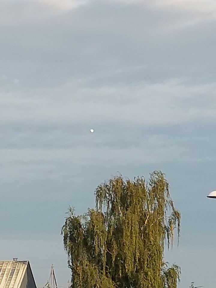 Bolvormig wit object boven Hengelo foto