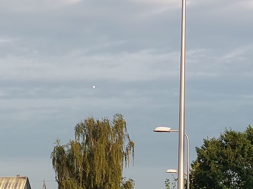 Bolvormig wit object boven Hengelo foto