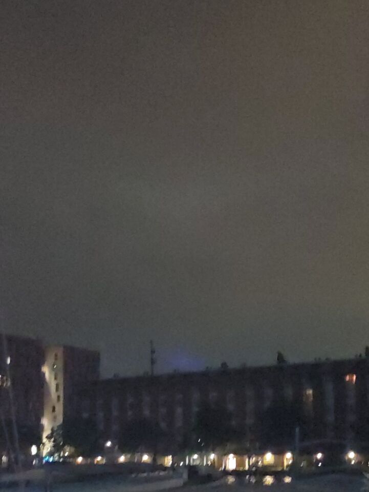 Blauw licht achter wolk met vage baan naar beneden foto