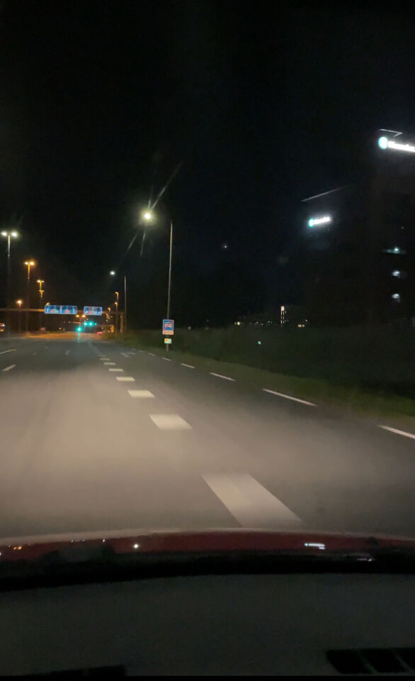 Lichtbol laagvliegend in rechte lijn foto