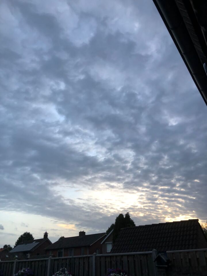 Lichte straal tussen wolken maar geen zonnestraal foto