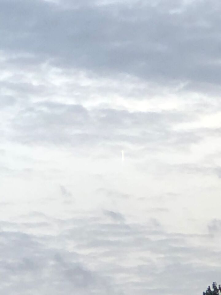 Lichte straal tussen wolken maar geen zonnestraal foto