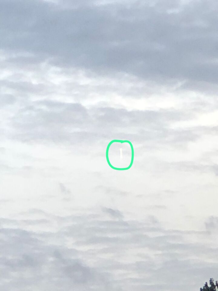Lichte straal tussen wolken maar geen zonnestraal foto