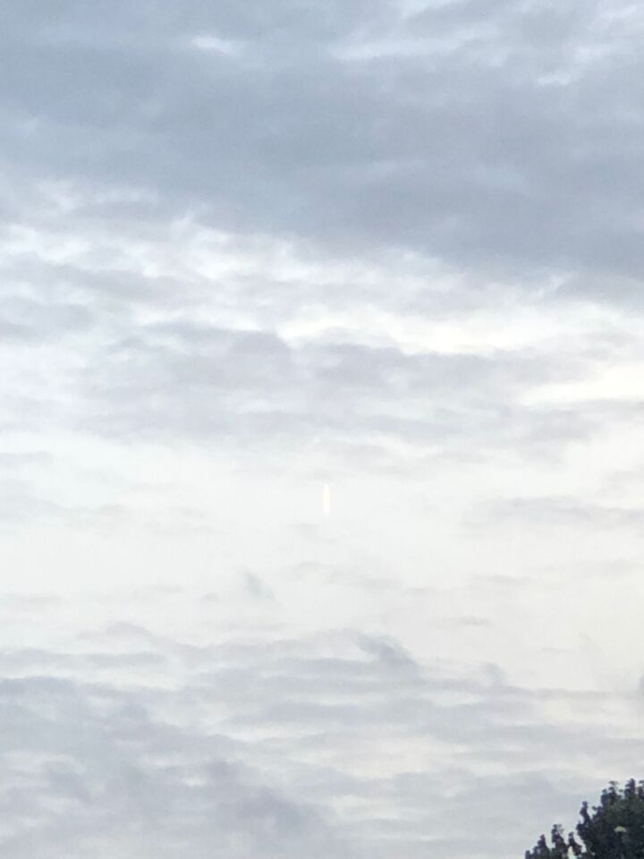 Lichte straal tussen wolken maar geen zonnestraal foto