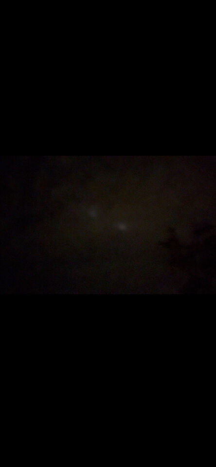 2 witte lichte bollen die in een patroon door de lucht gingen, zochten elkaar op foto