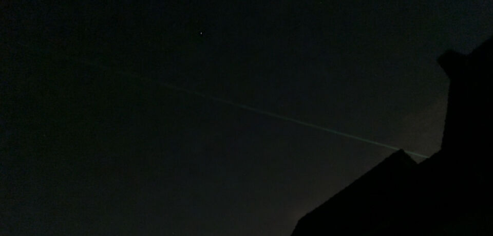 Heldere groene lichtbaan. Flitst niet ritmisch. foto