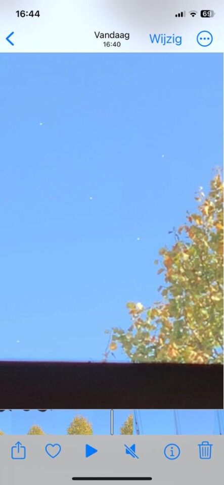 Vijf ‘witte bollen’ boven Breda. foto