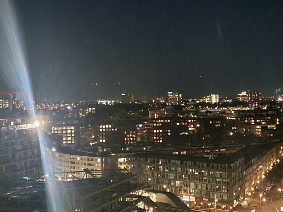 Helderwit object splitsend in meerdere heldere objecten boven Rotterdam. foto