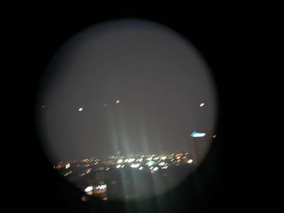 Helderwit object splitsend in meerdere heldere objecten boven Rotterdam. foto