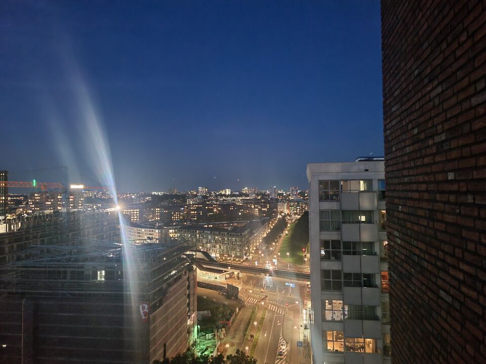 Helderwit object splitsend in meerdere heldere objecten boven Rotterdam. foto
