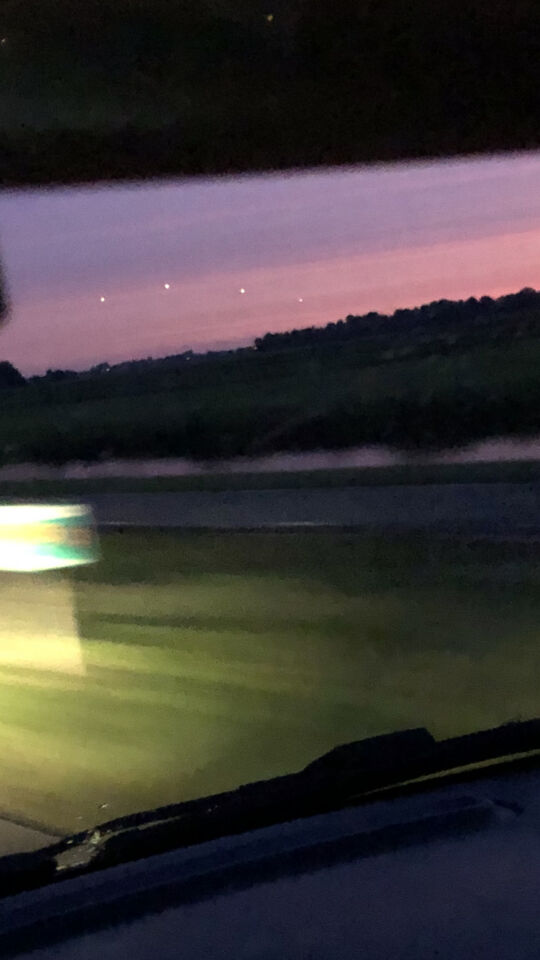 4 lichtbollen in de lucht op een rij foto