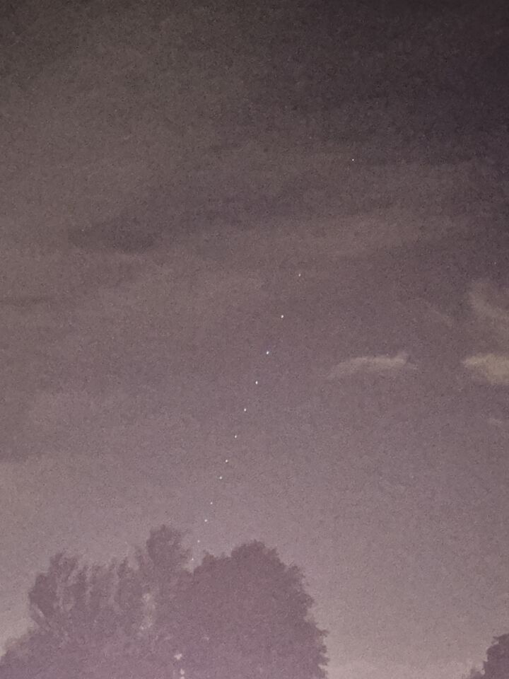 Lieten hond uit en zagen patroon lichten naar boven gaan. foto