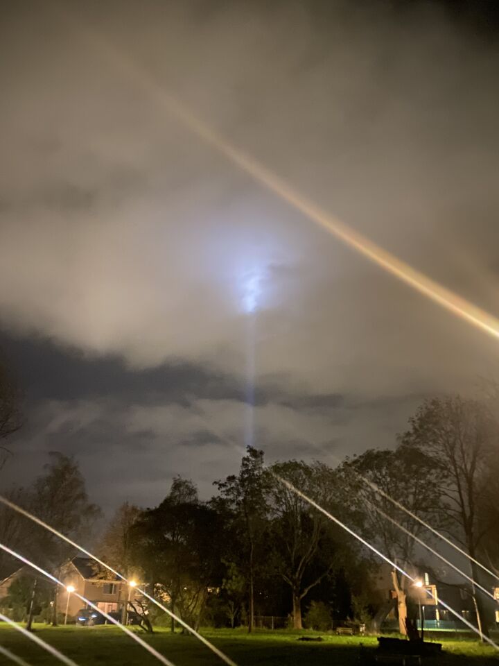 Lichtstraal die recht naar boven/beneden gaat foto