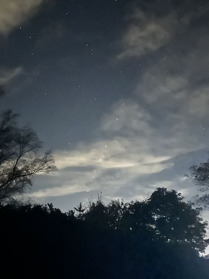 Lichten bewegend achter elkaar aan foto